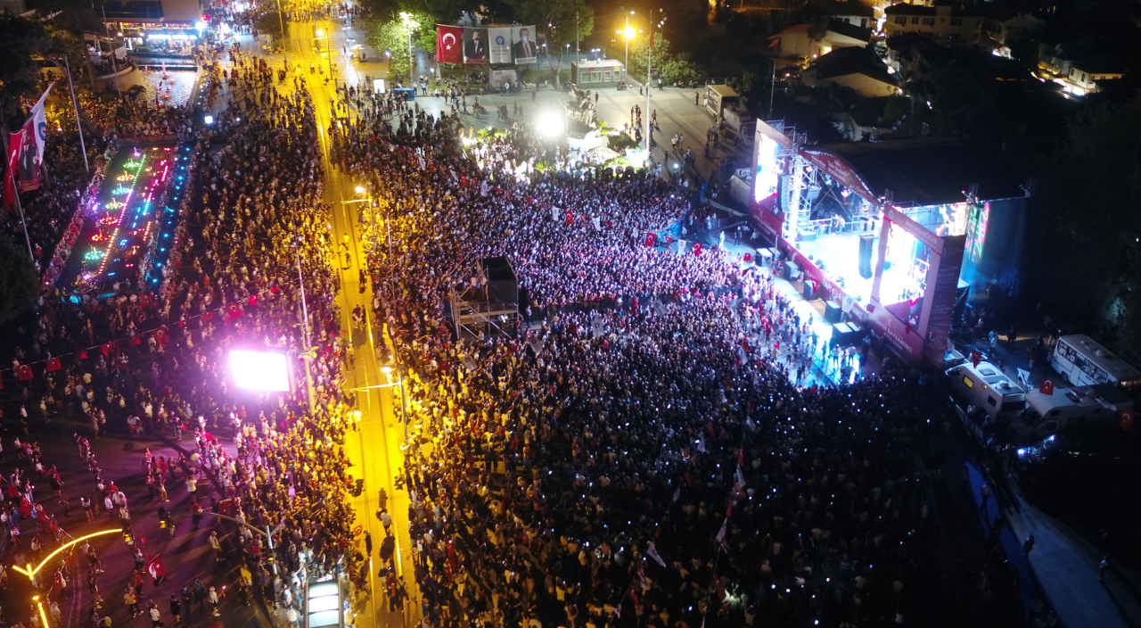 Edis ve Ali Atay şarkılarıyla Antalya'da şov yaptı!